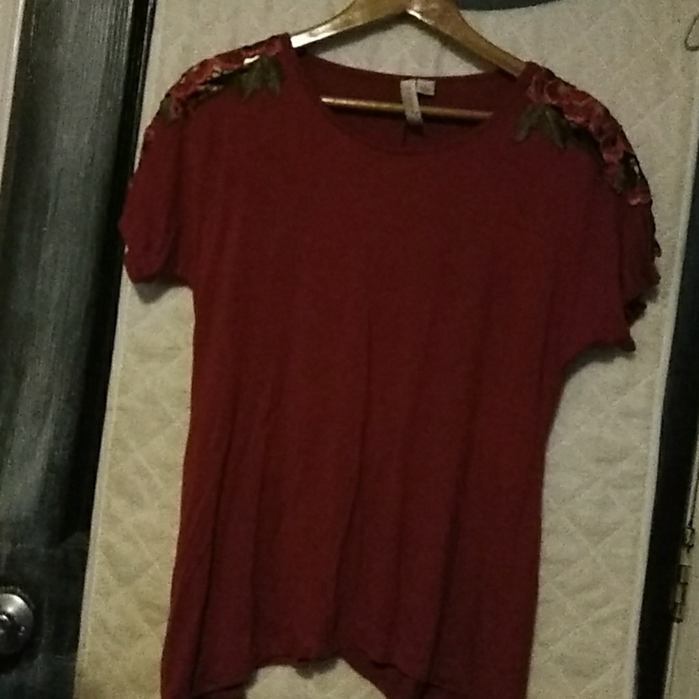 Shirt with Roses on the shoulders